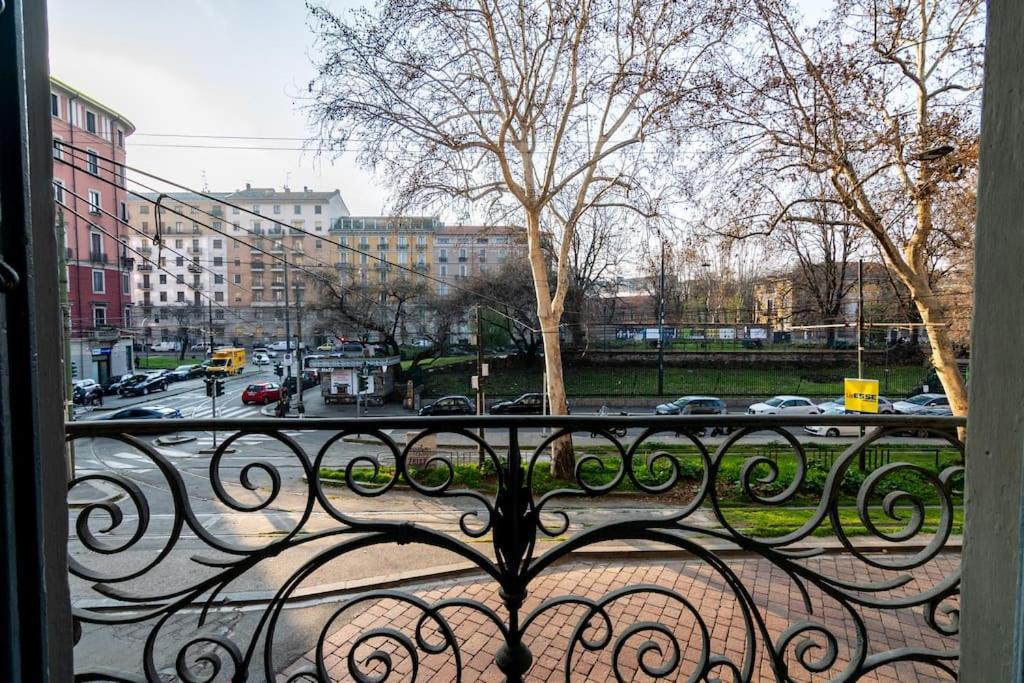 Ad Un Passo Dal Duomo Elegante Appartamento Wifi Milan Luaran gambar