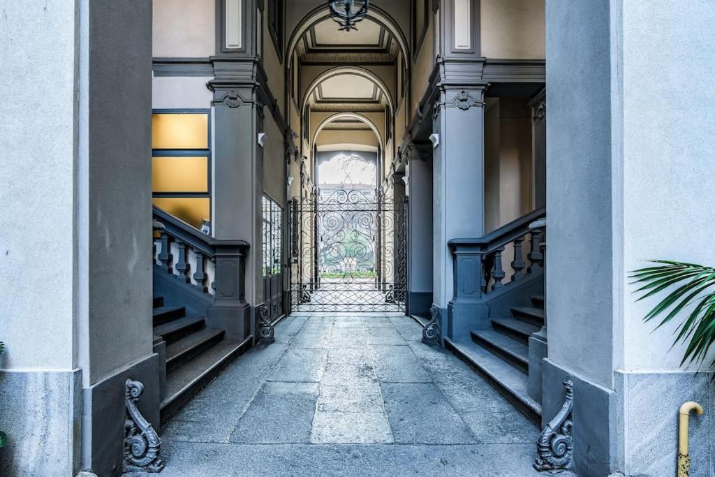 Ad Un Passo Dal Duomo Elegante Appartamento Wifi Milan Luaran gambar