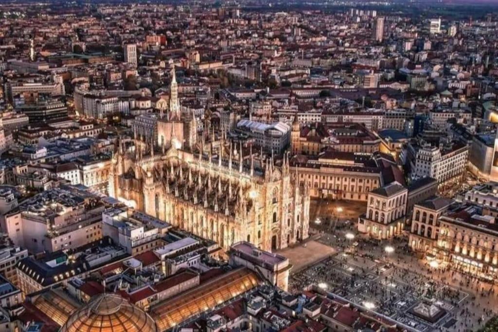 Ad Un Passo Dal Duomo Elegante Appartamento Wifi Milan Luaran gambar