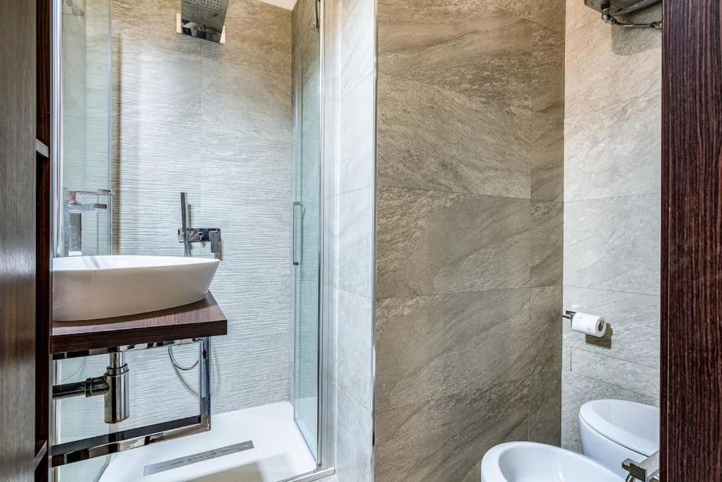 Ad Un Passo Dal Duomo Elegante Appartamento Wifi Milan Luaran gambar