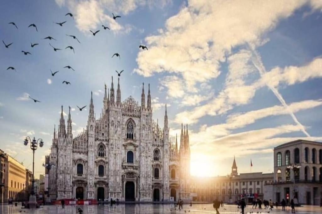 Ad Un Passo Dal Duomo Elegante Appartamento Wifi Milan Luaran gambar